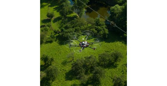 Letecká inspekce vysílačů za plného provozu pomocí dronů řady DJI Enterprise.