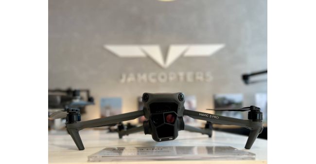 DJI Mavic 3 Pro: Flexibilita tří objektivů