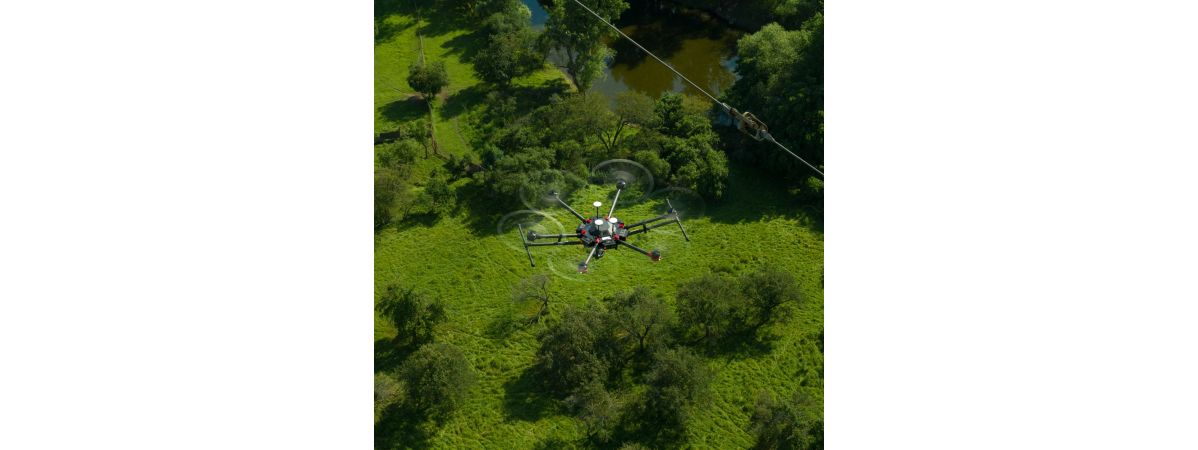 Letecká inspekce vysílačů za plného provozu pomocí dronů řady DJI Enterprise.